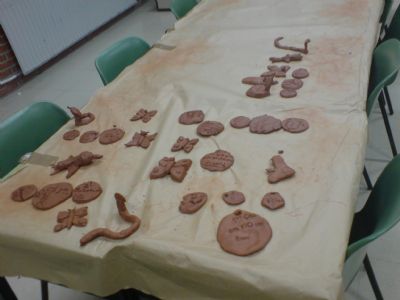 Realizando medallas
en barro 